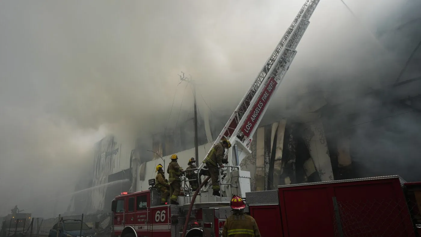 Incendiul de la depozitul frigorific din Los Angeles: șase zile de luptă cu flăcările și riscuri pentru comunitate