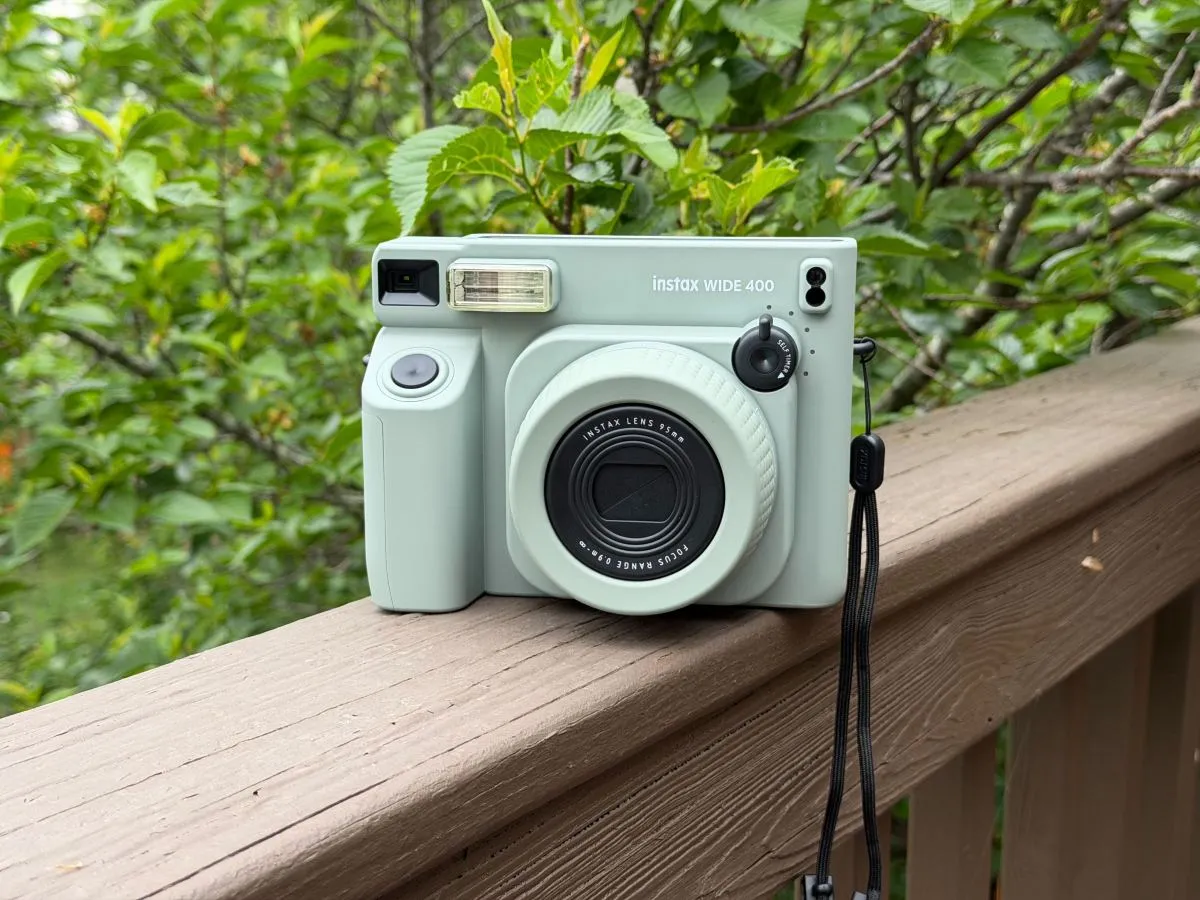Instax Wide 400: Simplitatea fotografiei instant, dusă la o scară mai mare
