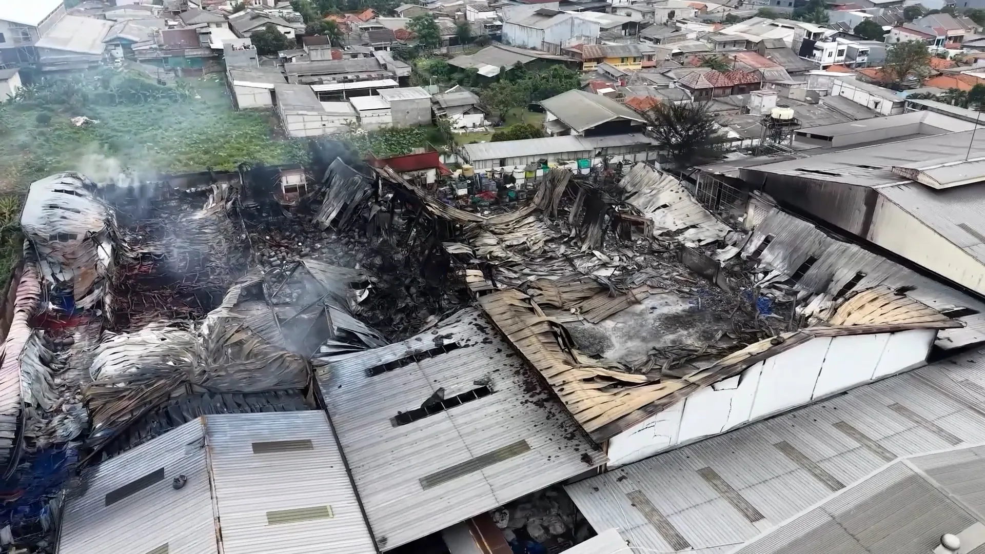 Incendiu devastator la o fabrică de sandale din Indonezia: explozii și probleme respiratorii pentru localnici