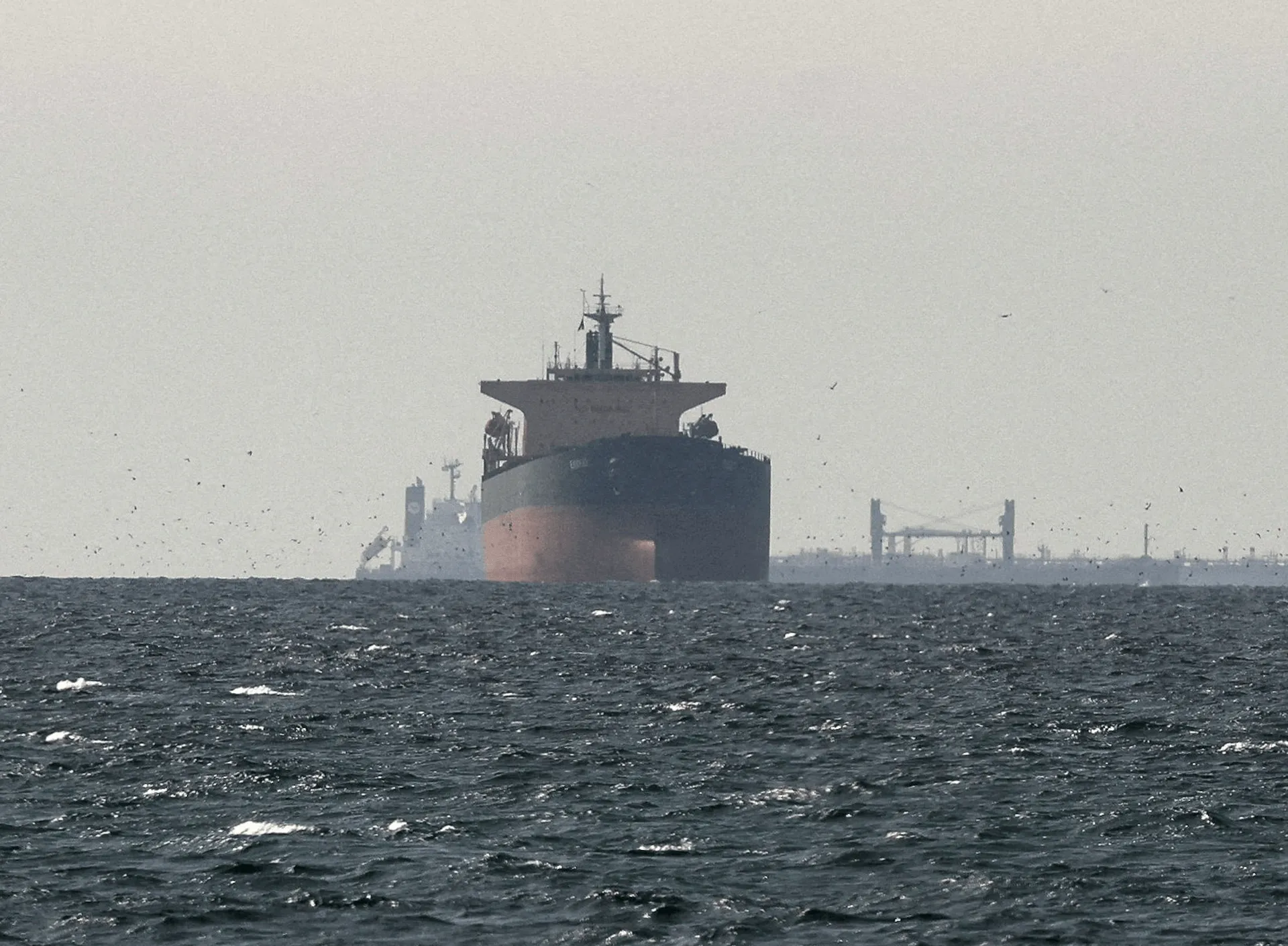ONU începe evacuarea a 11.000 de marinari blocați în Strâmtoarea Hormuz
