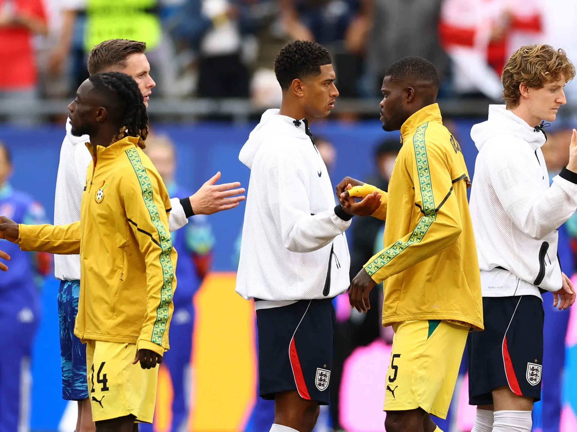 Refuzul strângerii de mână și huiduielile: Djed Spence îl ignoră pe Thomas Partey la Cupa Mondială