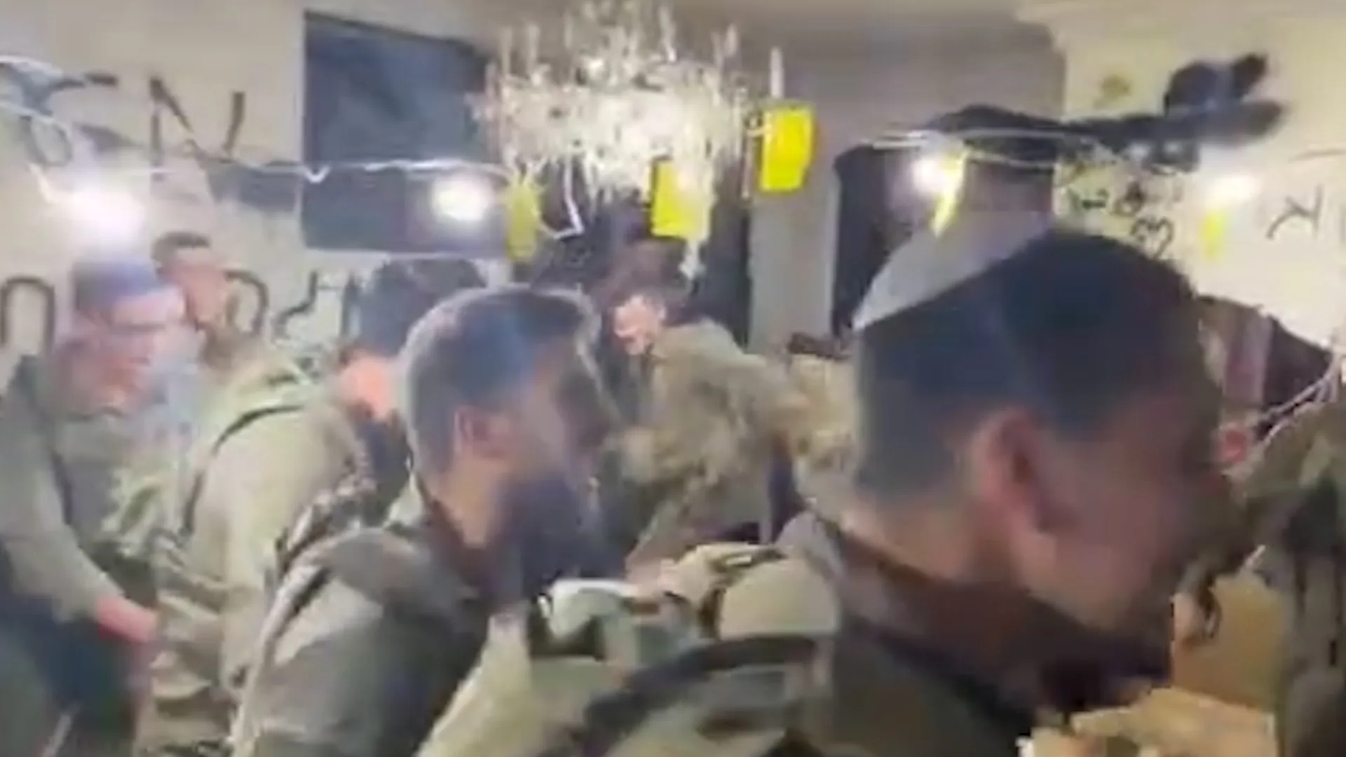 Soldații israelieni „sărbătoresc” în casa unei familii libaneze strămutate