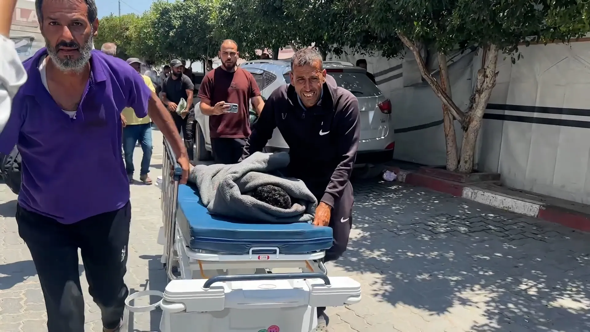 Un copil palestinian, ucis într-un atac israelian asupra unui cort pentru refugiați în Gaza