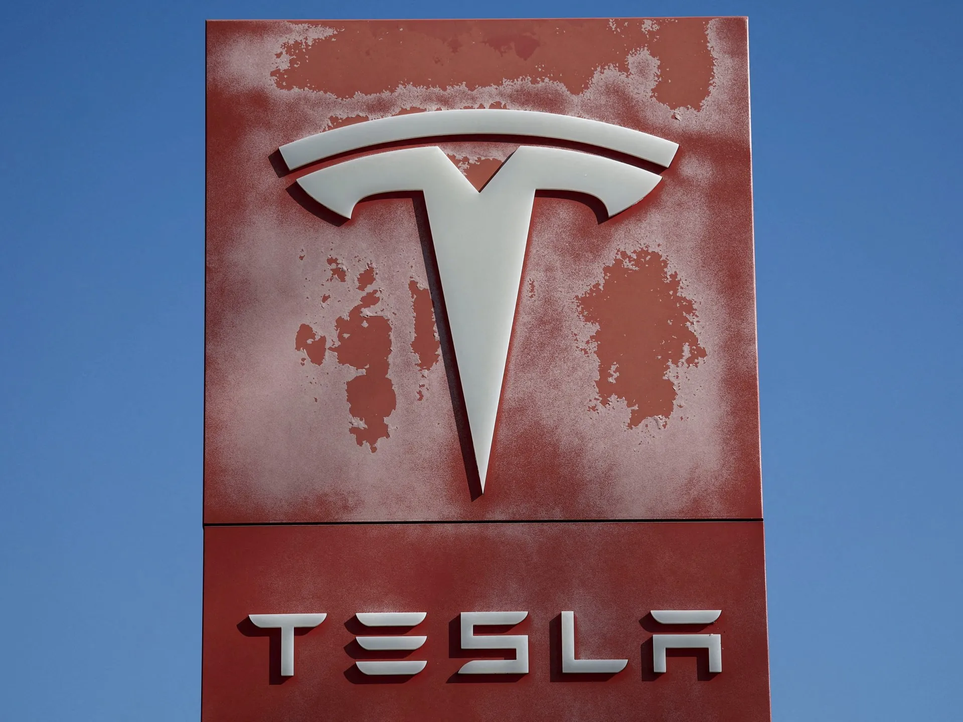 Familia unei femei ucise într-un accident cu Tesla pe Autopilot dă în judecată compania: „Sistemul este periculos”