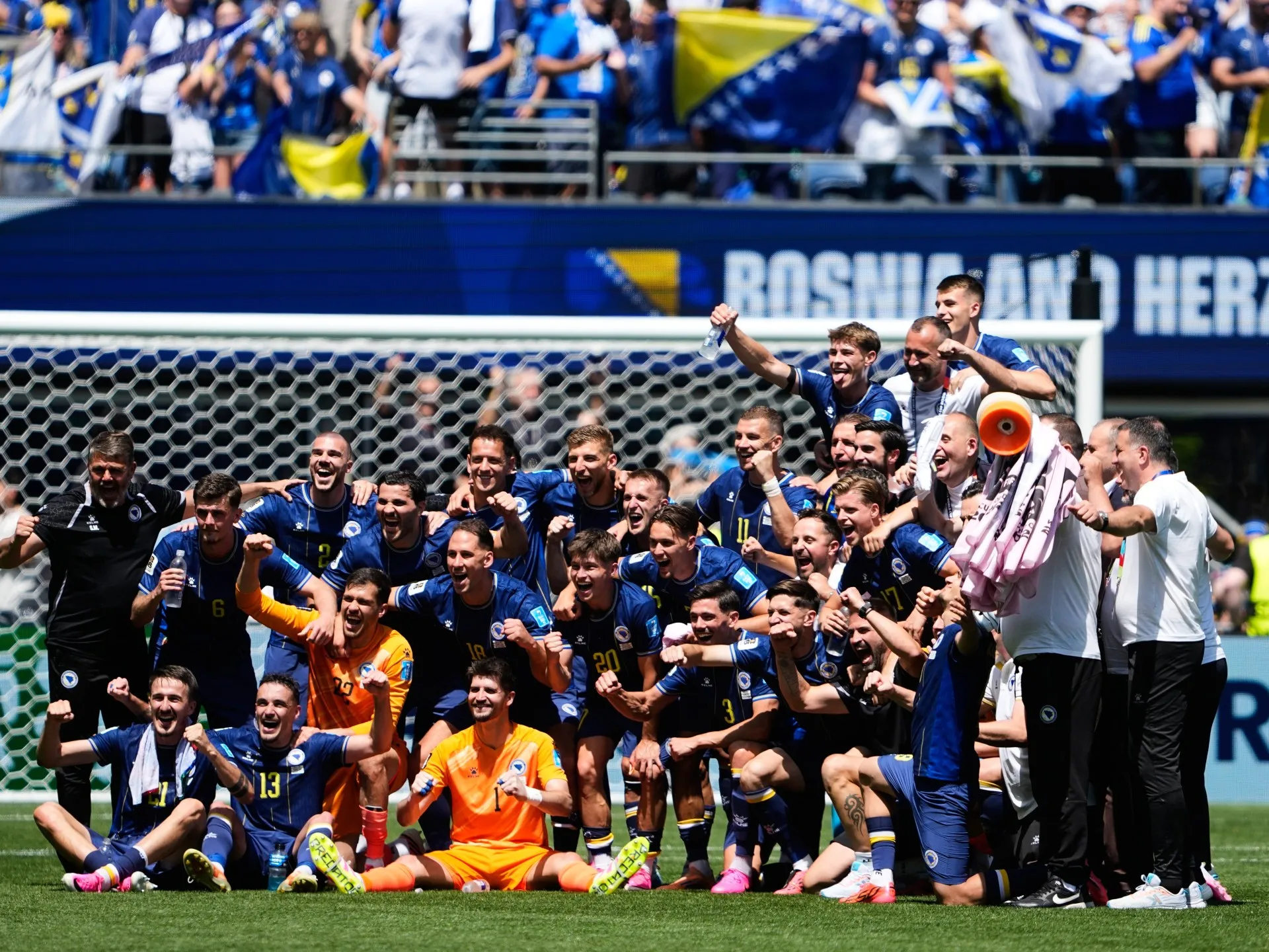 Bosnia învinge Qatarul cu 3-1 și menține speranțele de calificare în optimile Cupei Mondiale 2026