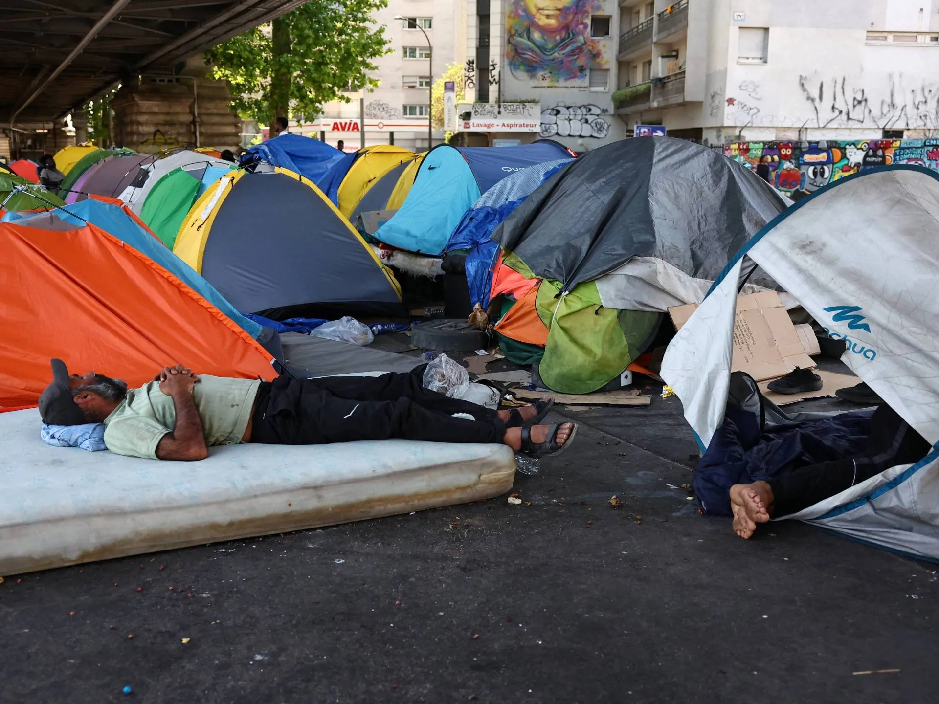 Migranții din Paris, lăsați să îndure căldura ucigașă fără adăpost sau ajutor