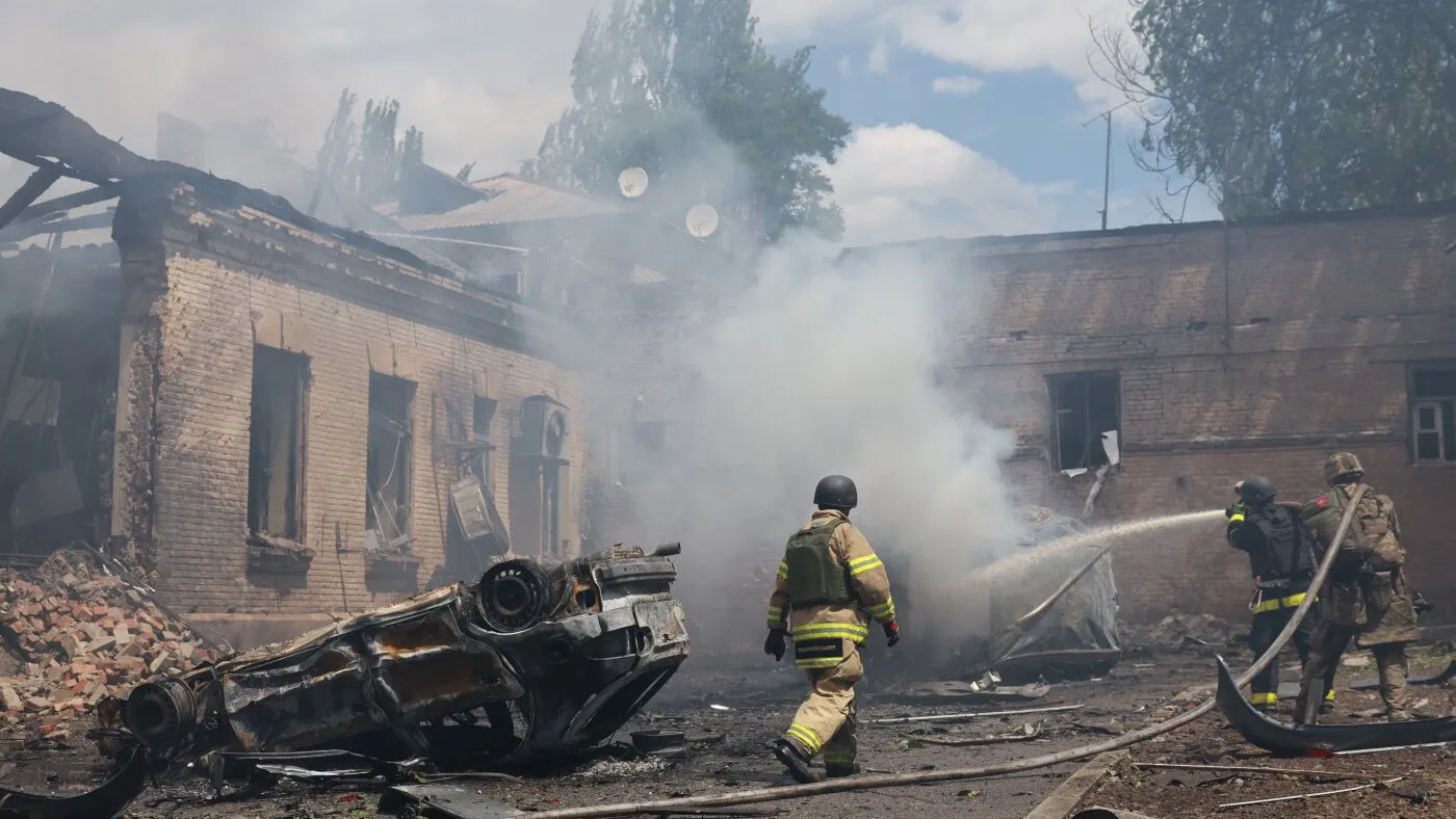 Ucraina lansează unul dintre cele mai masive bombardamente cu drone, în timp ce Rusia lovește Ucraina