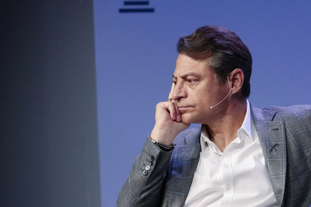 Fondatorul Xprize spune că „oamenii se comportă mai bine când sunt supravegheați” – O viziune controversată asupra viitorului fără intimitate