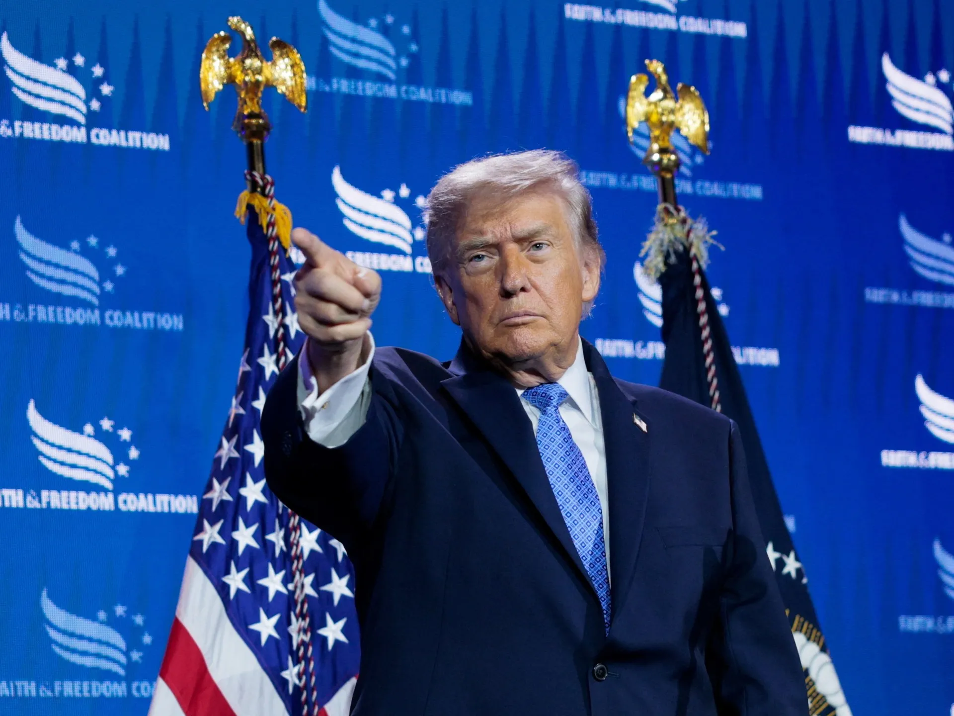 După victoriile progresiste în alegerile primare, Trump atacă „comuniștii fără Dumnezeu”