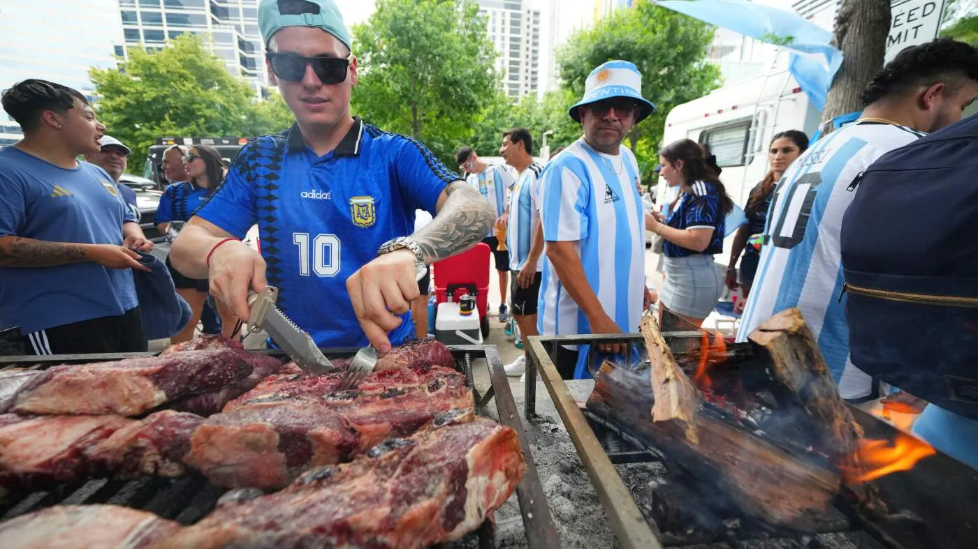 Ceartă pe friptură la Cupa Mondială: Argentina vs. Texas, cine face cea mai bună carne?
