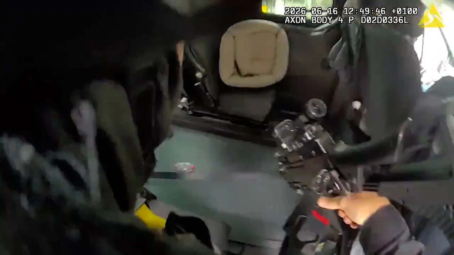 Un șofer oferă polițiștilor înarmați o „plimbare” în timpul unei urmăriri – filmarea cu bodycam a devenit virală
