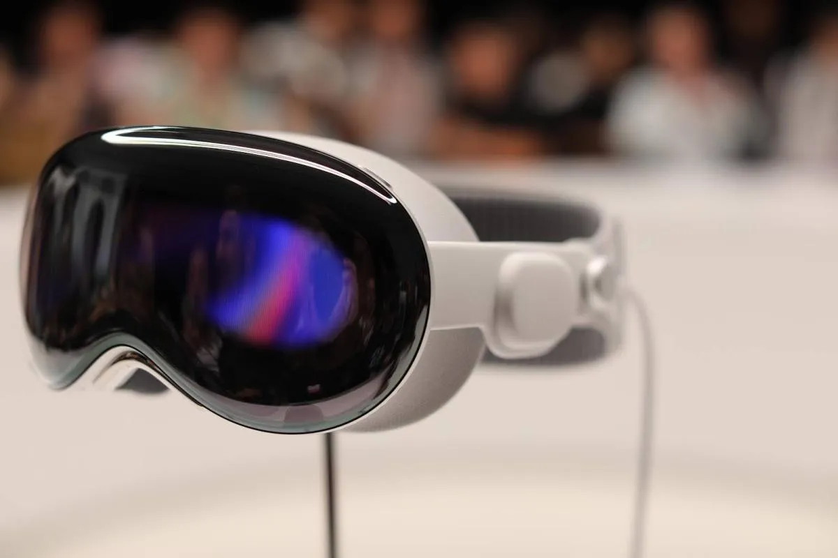 Șeful diviziei Apple Vision Pro pleacă la OpenAI: O mișcare care zguduie industria tech