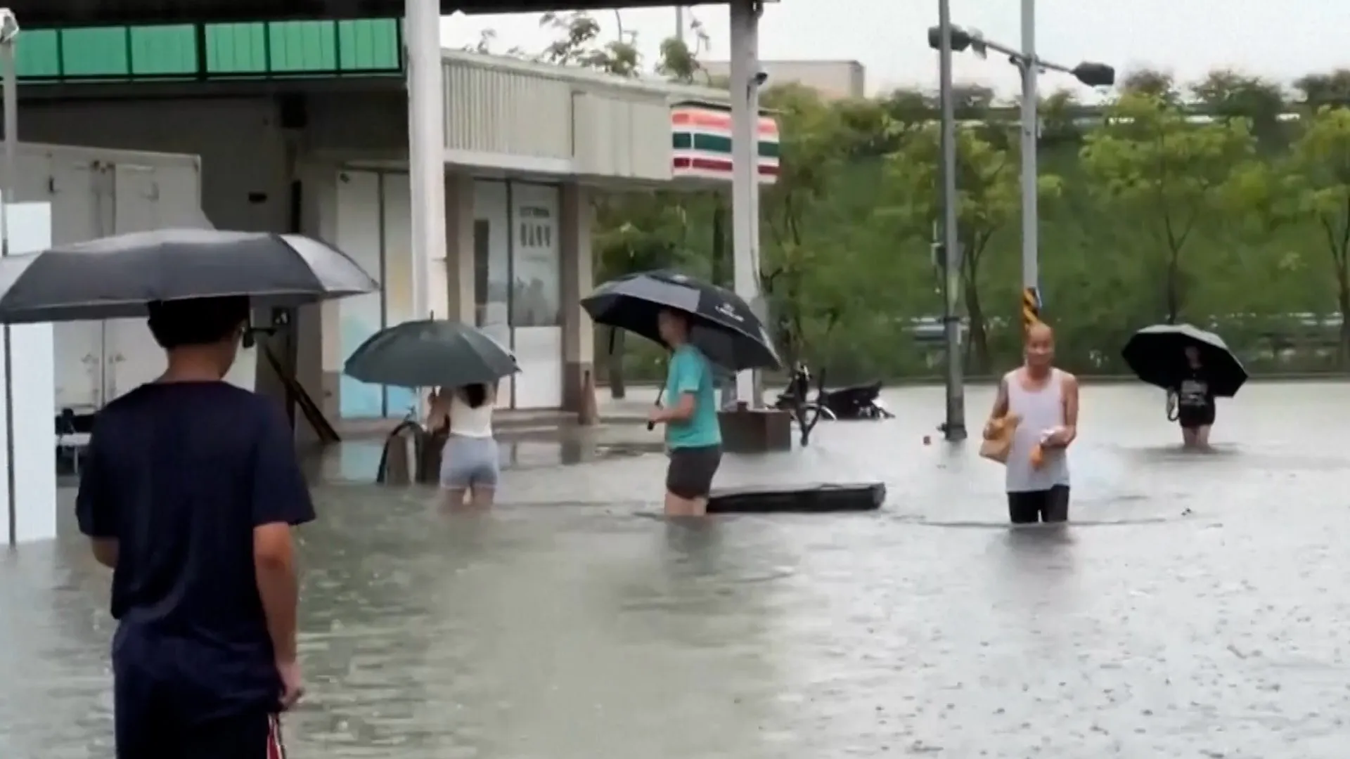 Furtuna tropicală Mekkhala lasă Taiwanul sub ape și amenință Japonia