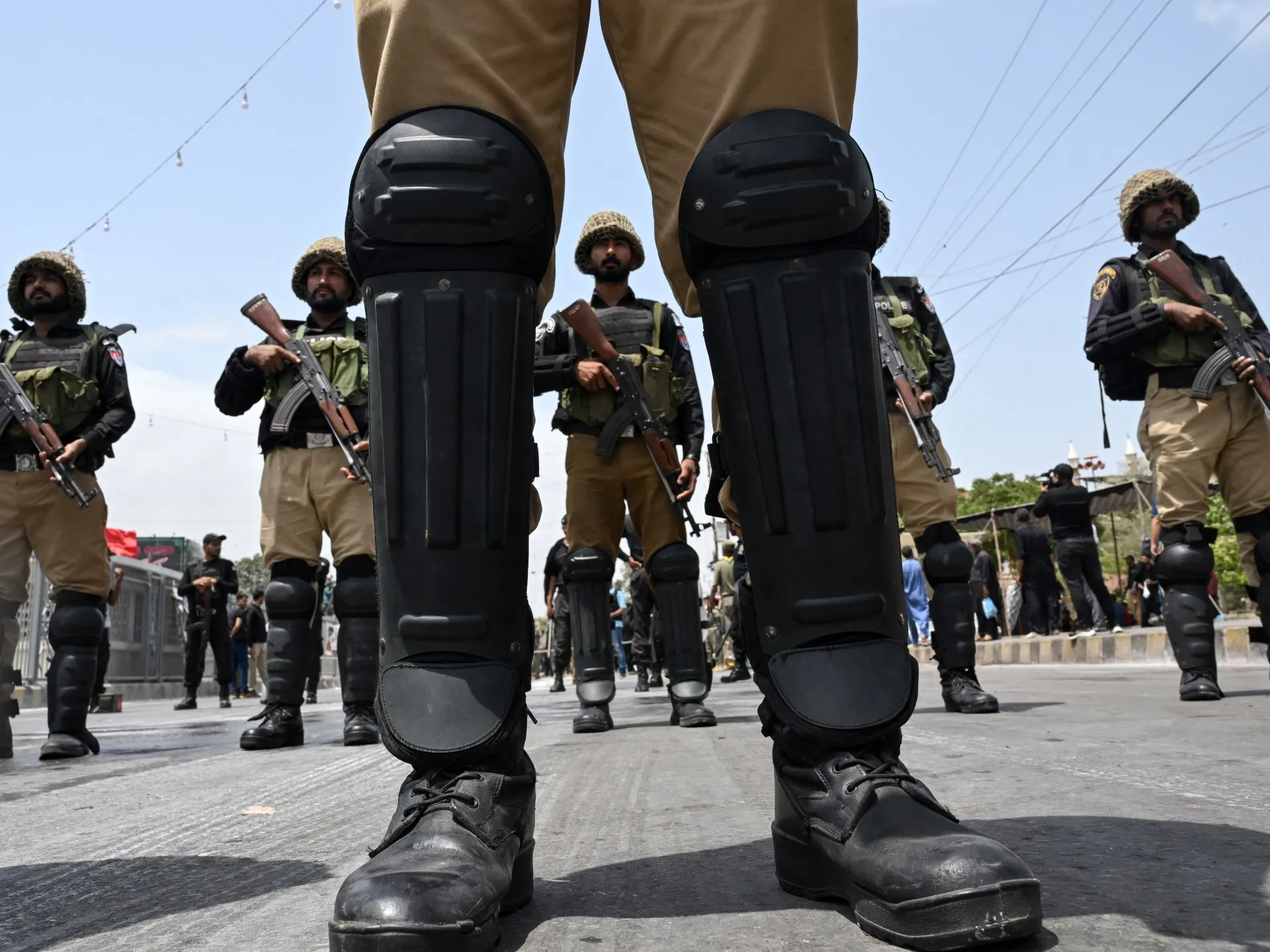 Explozie și focuri de armă în Karachi, Pakistan: tensiuni în creștere în capitala comercială