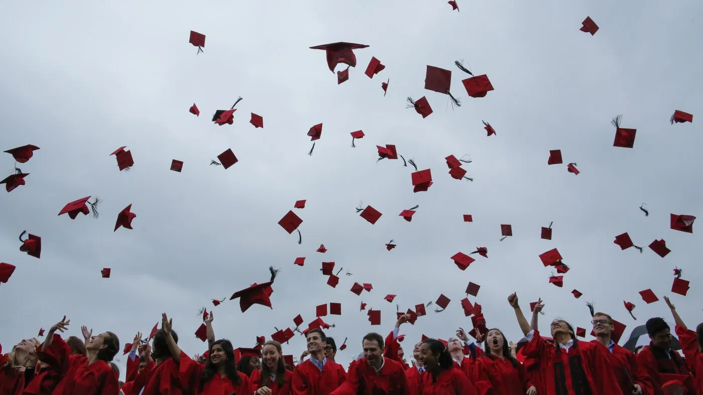 Noile limite pentru împrumuturile studențești vor reduce taxele de școlarizare? Economiștii își spun părerea