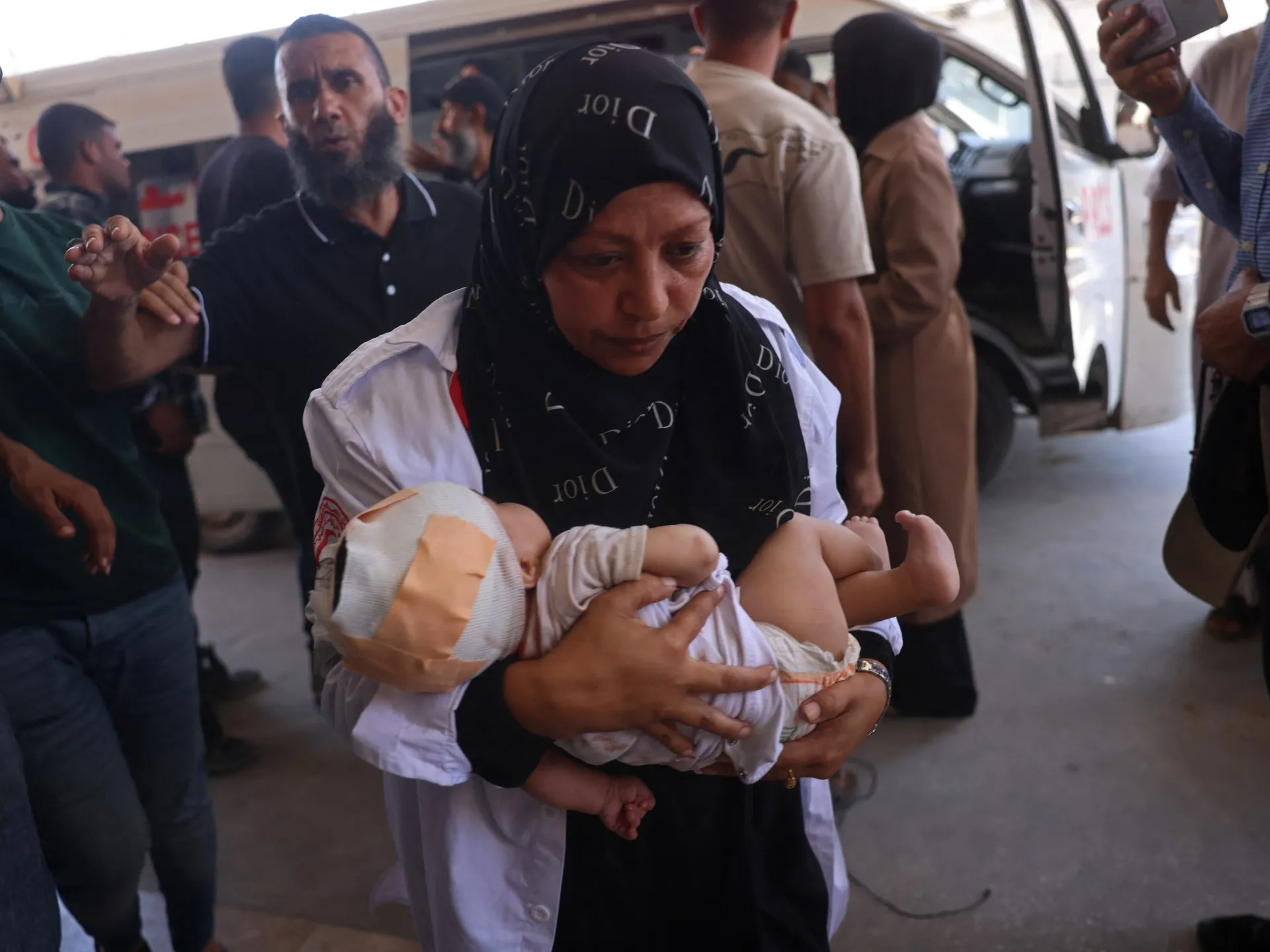 Israel ucide trei palestinieni în Gaza, în timp ce atacurile asupra corturilor continuă