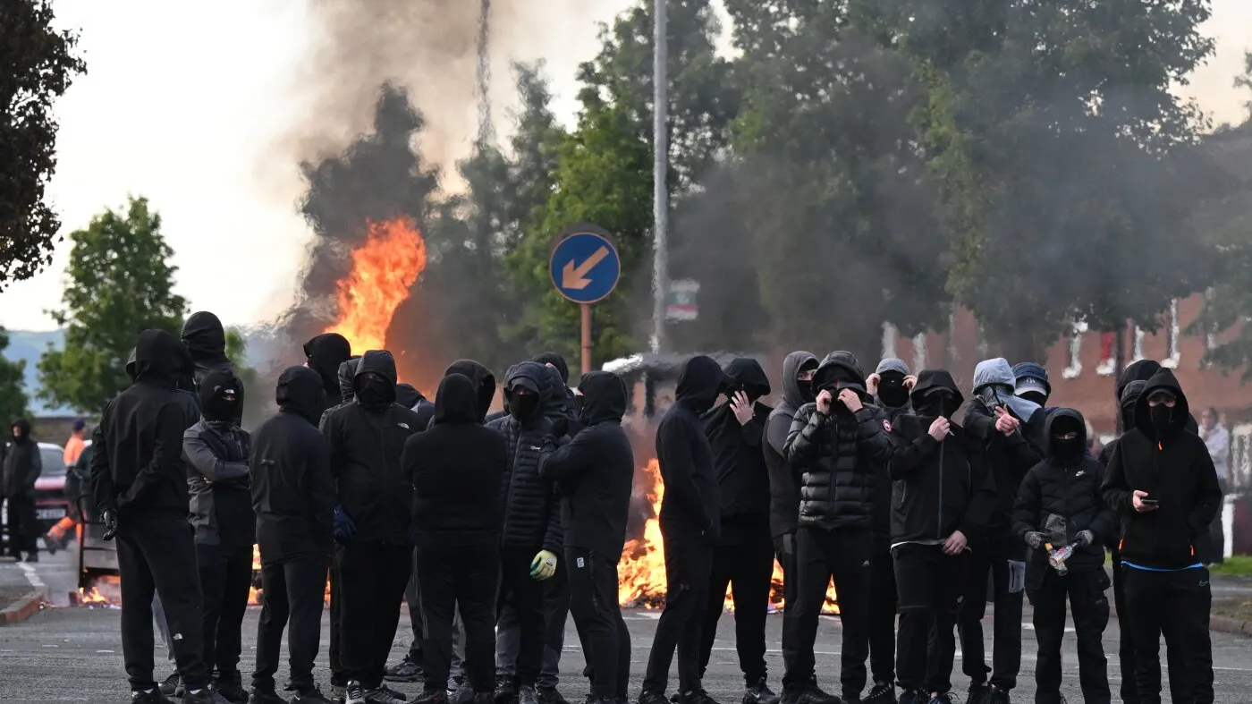 Cum au influențat „cluburile active” neonaziste revoltele din Belfast?