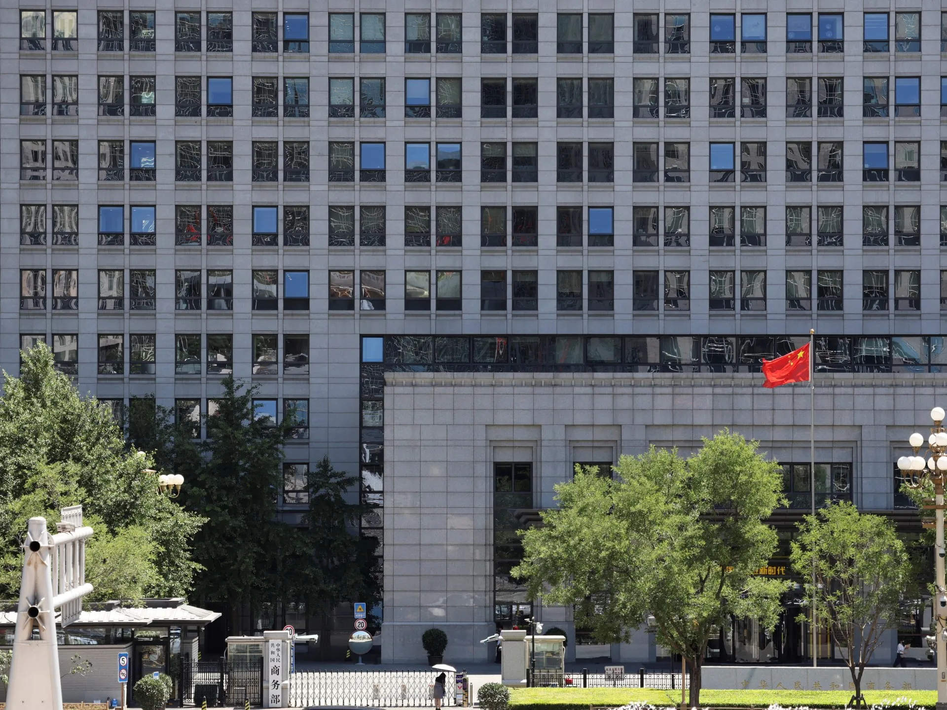 China impune controale la export asupra a zeci de entități japoneze, acuzând Tokyo de „militarism”
