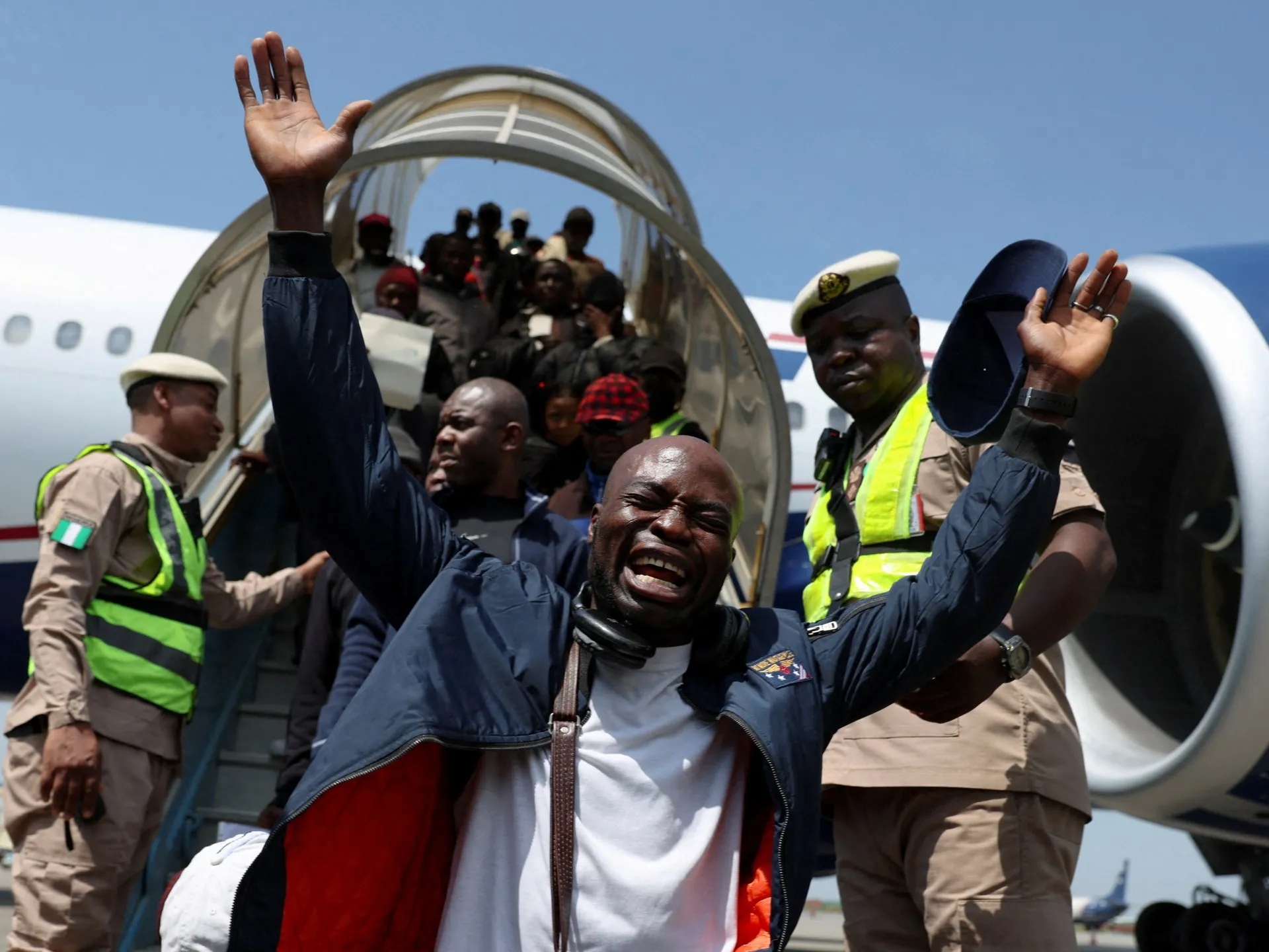 Nigerienii se întorc acasă după ce au fugit de atacurile xenofobe din Africa de Sud