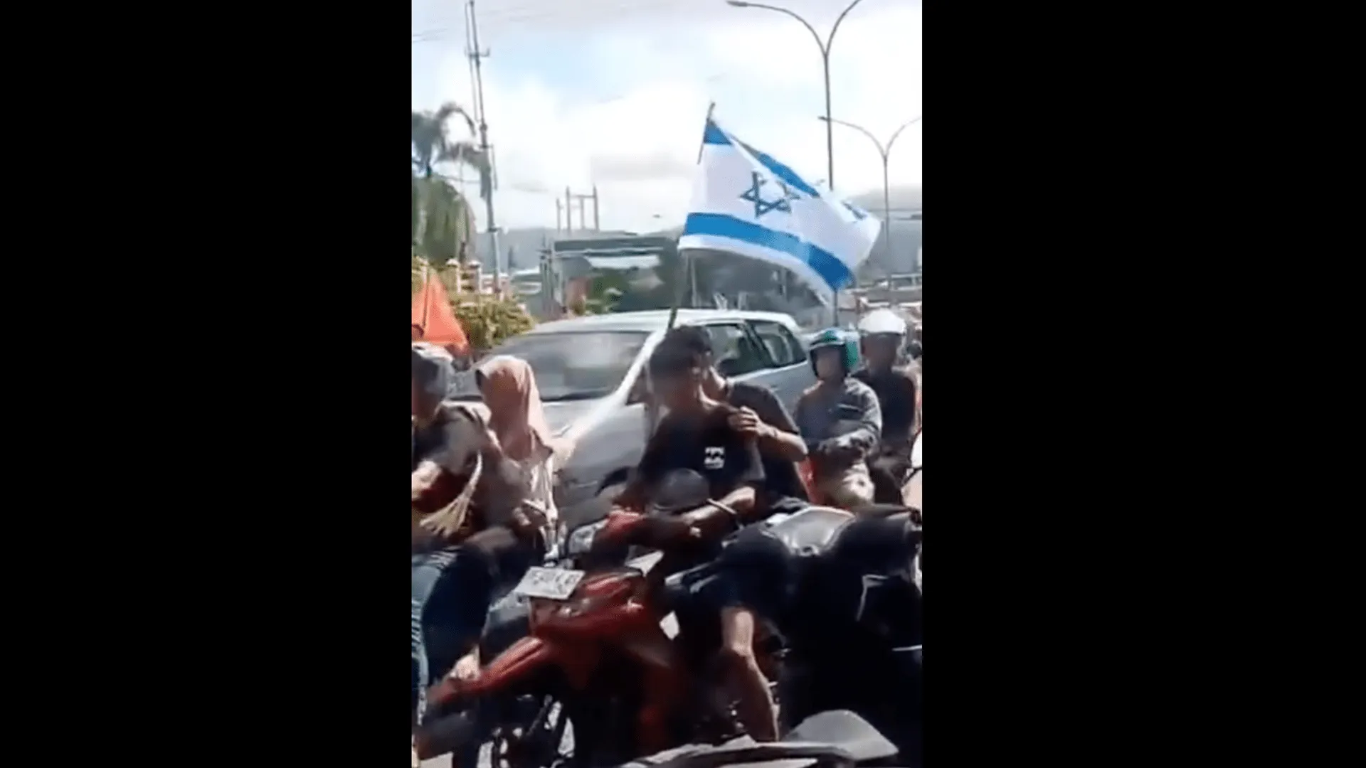 Fanii Braziliei din Indonezia smulg steagul israelian de pe un motociclist