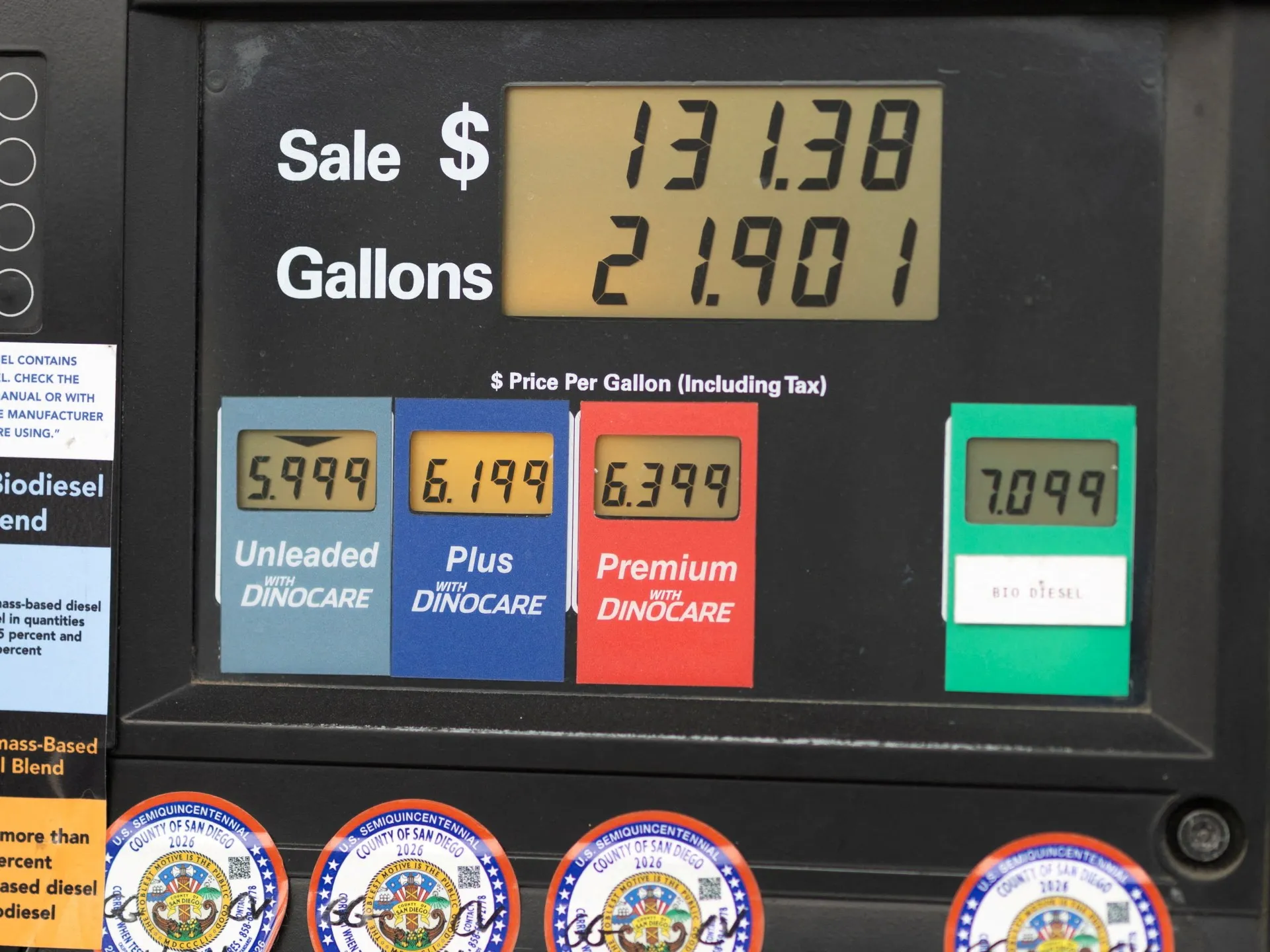 Trump le cere retailerilor de carburanți să reducă prețurile „imediat”: amenințări cu „probleme mari”