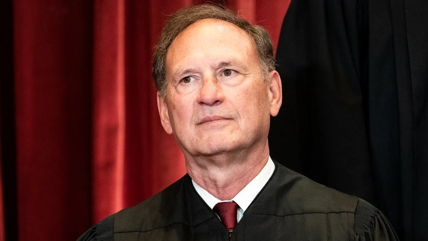 Judecătorul Samuel Alito, autorul deciziei de anulare a Roe v. Wade, se retrage