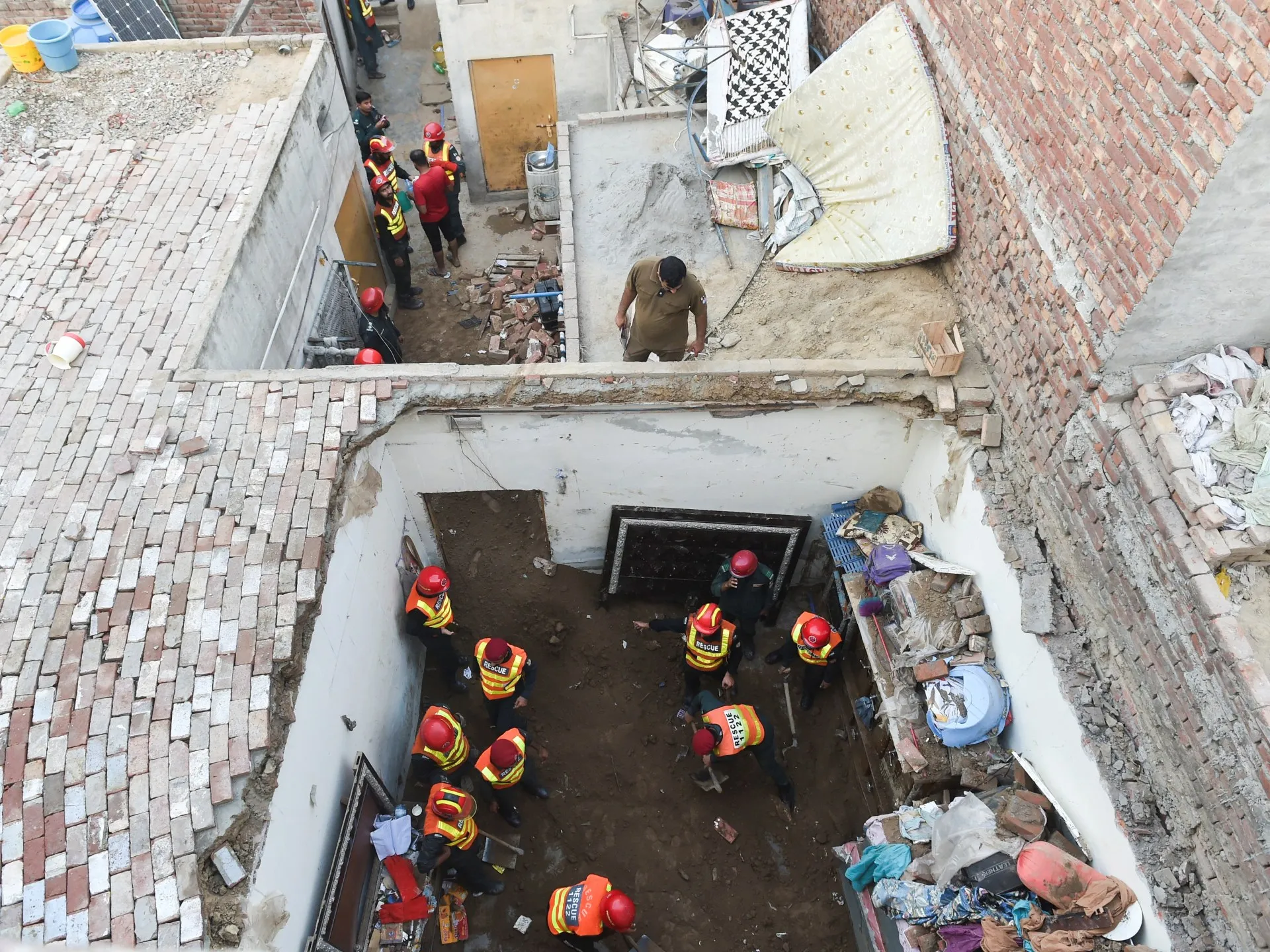 Cel puțin 14 copii uciși după prăbușirea acoperișului unui centru de meditații din Lahore
